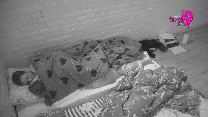 PRŠTE STRASTI U IZOLACIJI: Boginja i Filip ZASPALI ZAGRLJENI 🛏️🤫