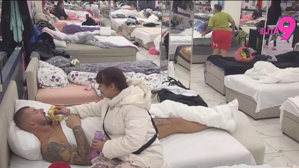 SMEH DO SUZA 😆 Miksi HRANILA Janjuša u KREVETU: Nije to KHM, to je BANANA 🍌🤣