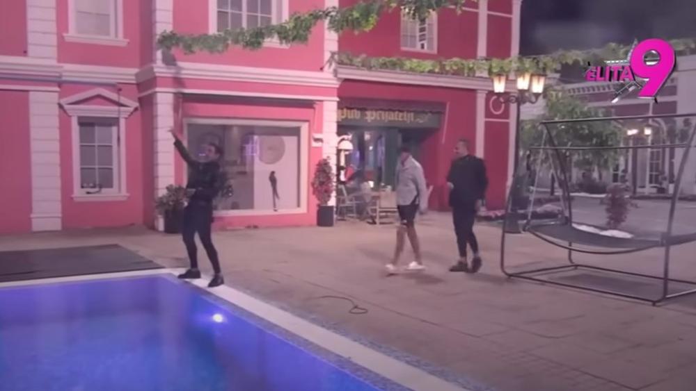 NAVUKLI GA KAO MALOG MAJMUNA: Lepi Mića UHVATIO Filipa kako URINIRA u bazen, kad ono MEĐUTIM 🤭😆 (VIDEO 📹)