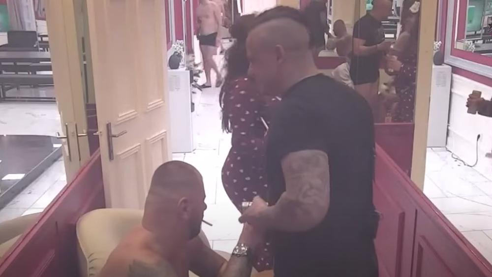 Toša zajedno s učesnicima napravio feštu: Pesmom otišli da spavaju  🎶🎺