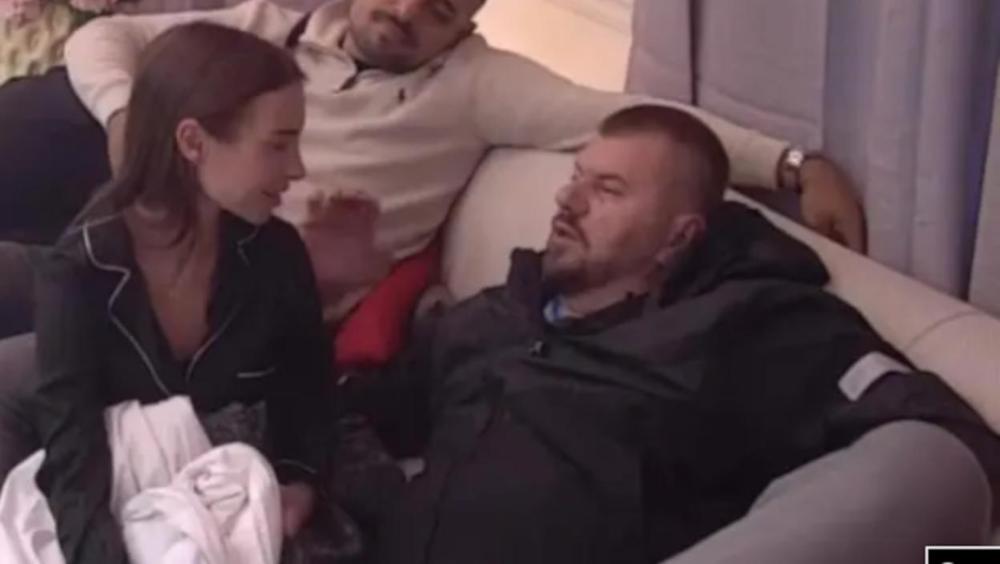Janjuš iskreno šapuće voditelju šta misli o bivšoj: "Sara je unikat, ja ovo nisam video, prvo nek rodi pa nek se ćera, nije mala"