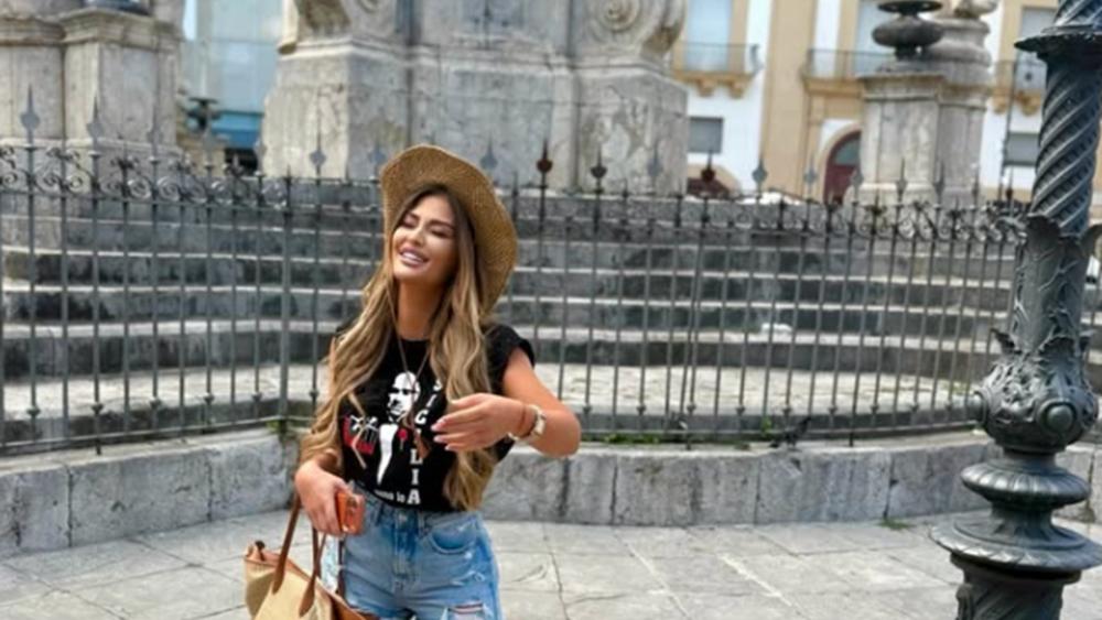 Ana Radulović napustila Srbiju i oglasila se sa Sicilije: Obukla Kum majicu