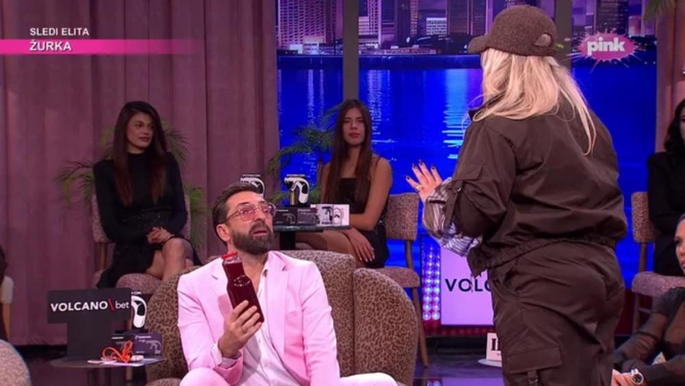 Marija Kulić stigla u emisiju u neočekivanom izdanju, pa dala poklon voditelju