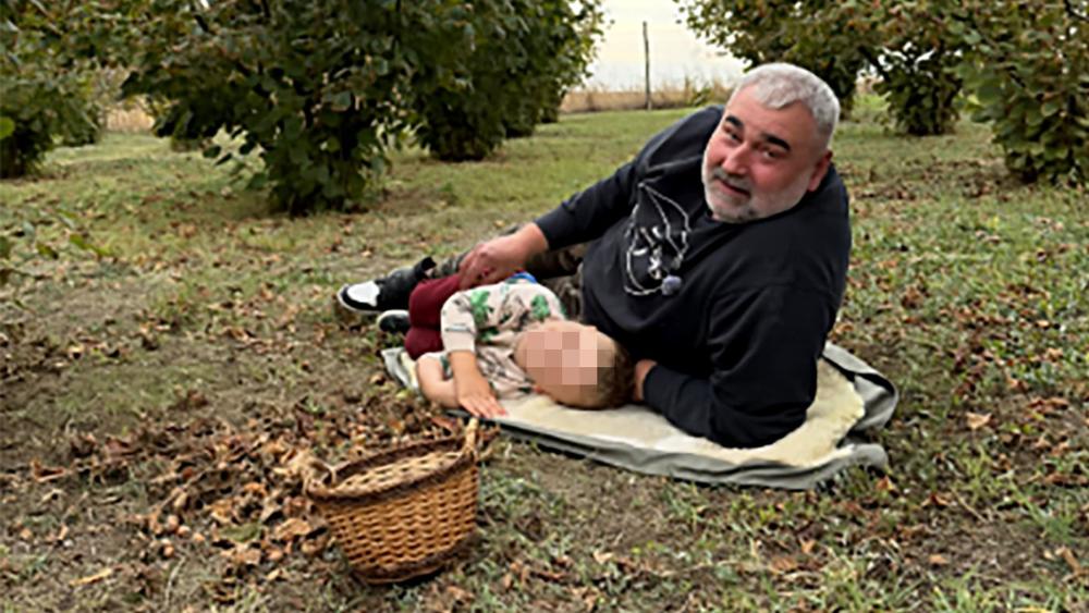 Miki Đuričić pokazao imanje u Kupinovu, uživa sa sinom u voćnjaku