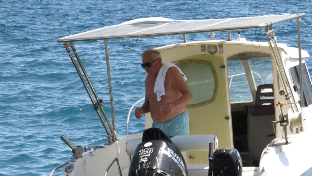 Pevač oženio 24 godine mlađu, bivšoj pripala imovina: "Uzela je dve kuće"