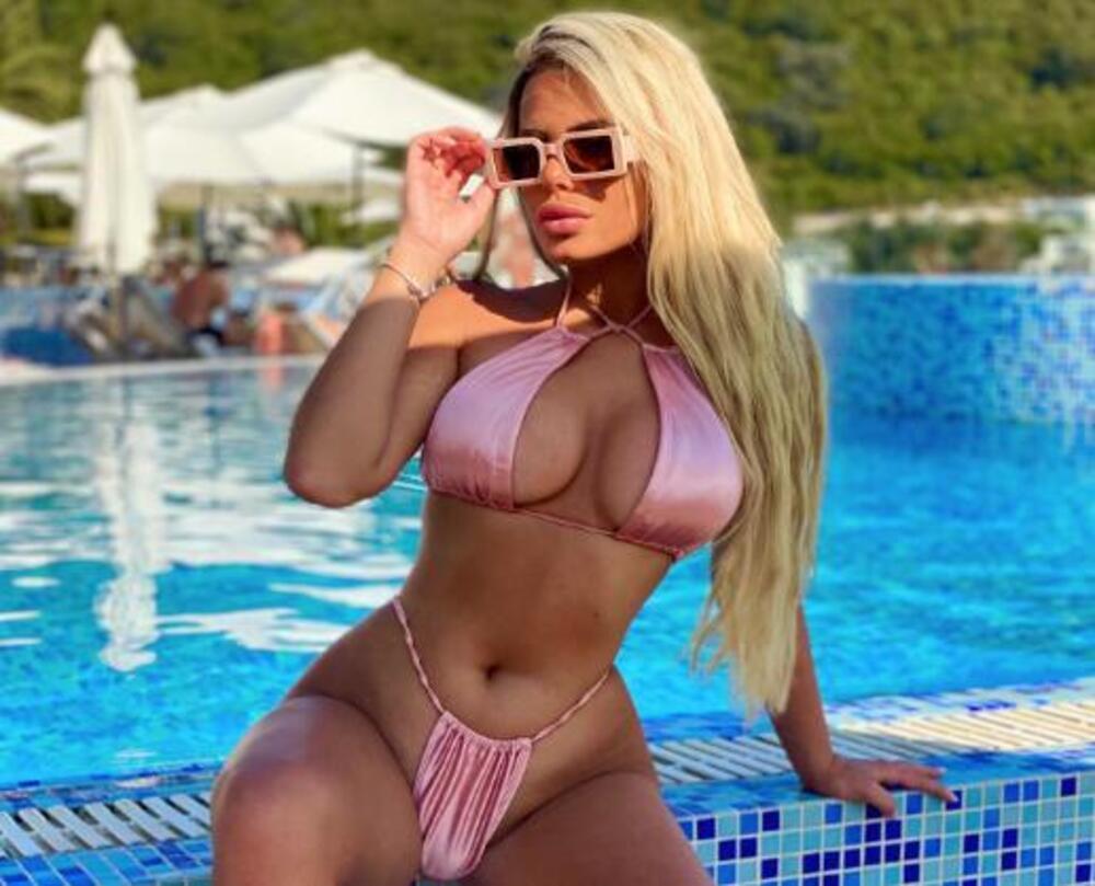 SKINULA SE SRPSKA PEVAČICA! Usnimila ZMIJSKO TELO iz nekoliko uglova: Sićušni ROZE BIKINI VIŠE OTKRIO, nego pokrio!