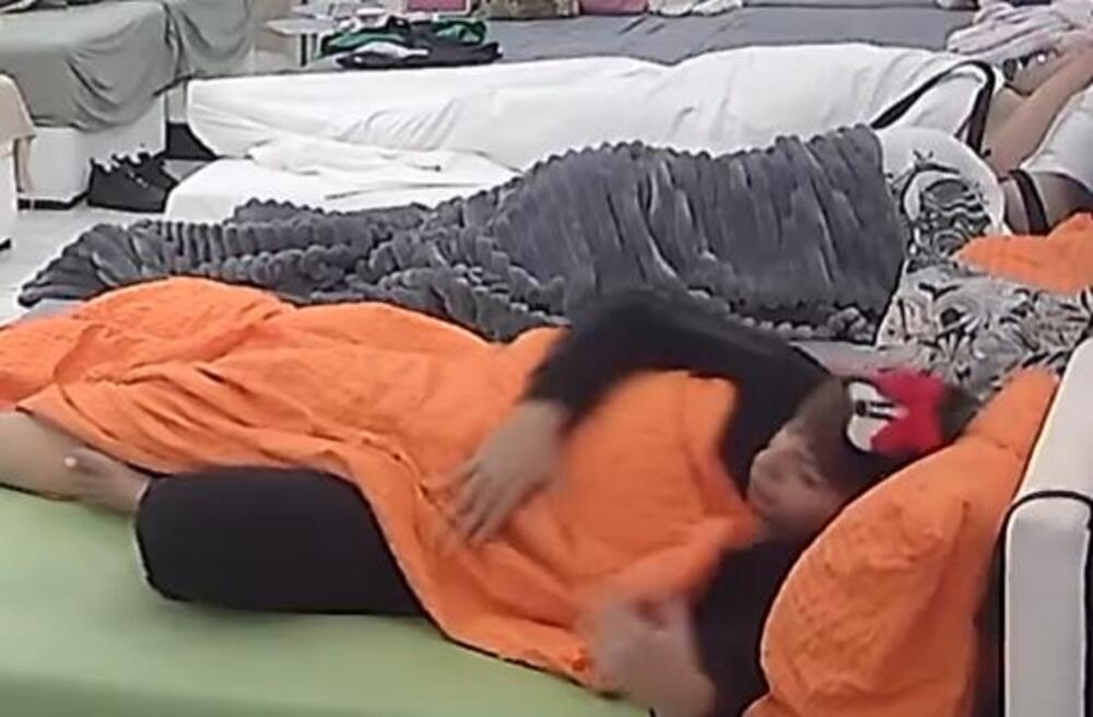 (VIDEO) MILJANA KULIĆ ŠOKIRALA SRBIJU Snimali je u krevetu i svi vrište od smeha: Da li je realno da OVO RADI U SNU
