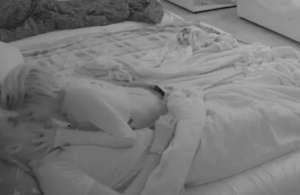 PEDALIRAO 16 GODINA STARIJU, PA LEGAO SA JEDVA PUNOLETNOM! Šok scene iz kreveta - "DOĐI VAMO, SEDI NA MENE"