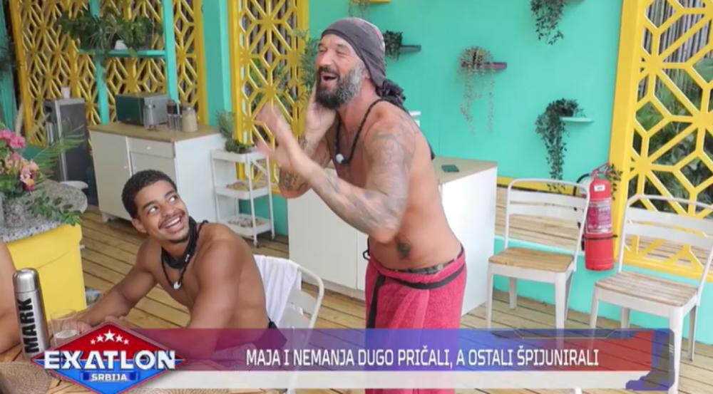 "Zabacuje nogicu, smeška se..." Pogledajte samo kako Lakić imitira Bradu - Plakanje od smeha zbog "muvanja" (VIDEO)