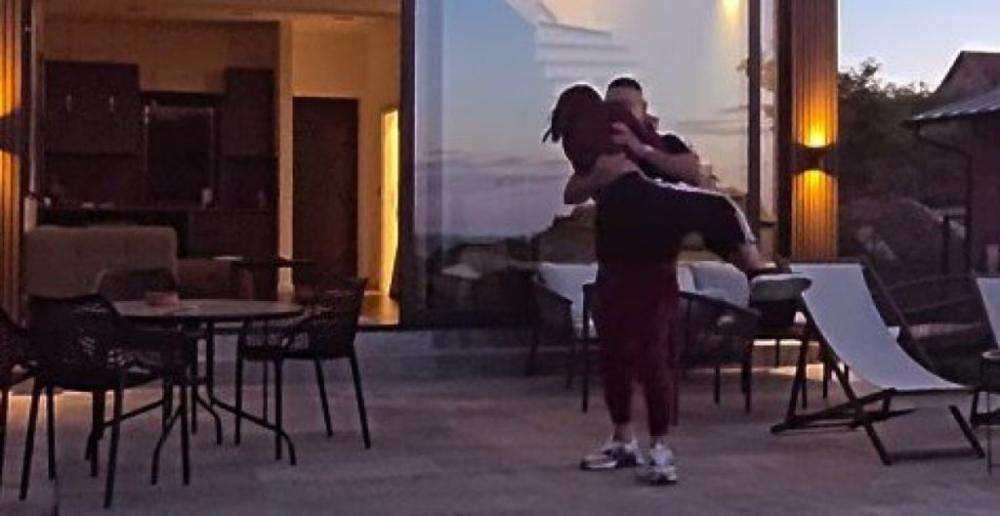 Ljubav ponovo cveta! Prevarila ga sa drugim i napustila - Sada iznajmili kući i vole se kao prvog dana (VIDEO)