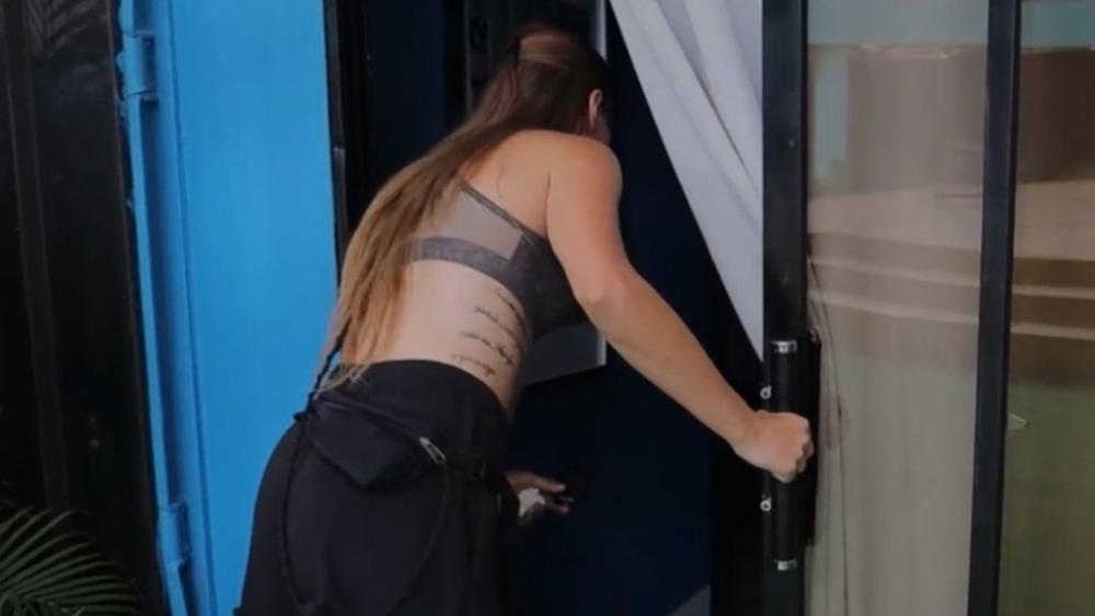Istrčala čim je ušla! Evo šta je Anđela zatekla u sobi Nikole Lakića - Ovome se niko nije nadao (VIDEO)
