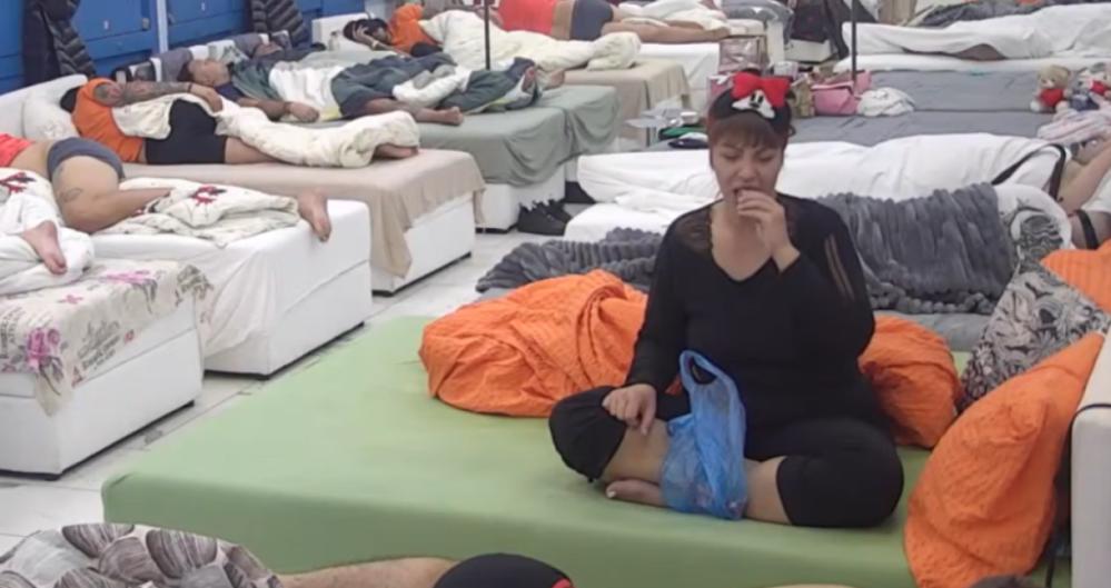 Srbi vrište od smeha na snimak! Miljana opet jede u snu - Pogledajte samo kako "mandža" čokoladu