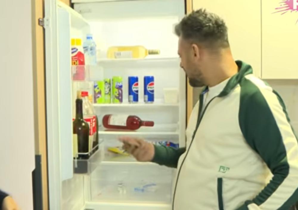 Šok u stanu od 200.000 evra! U frižideru samo viršle i alkohol - Na komad nameštaja dao pola miliona dinara