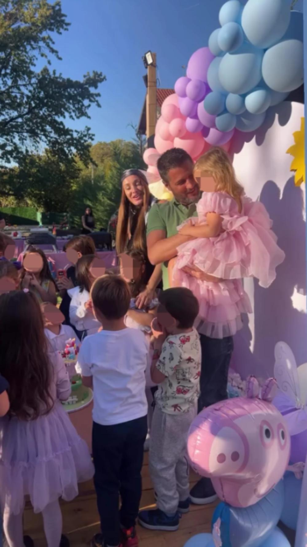 Slavlje u domu Lune i Marka! O slavljeničinoj haljinici bruje mreže - Sve je kao u bajci (FOTO)