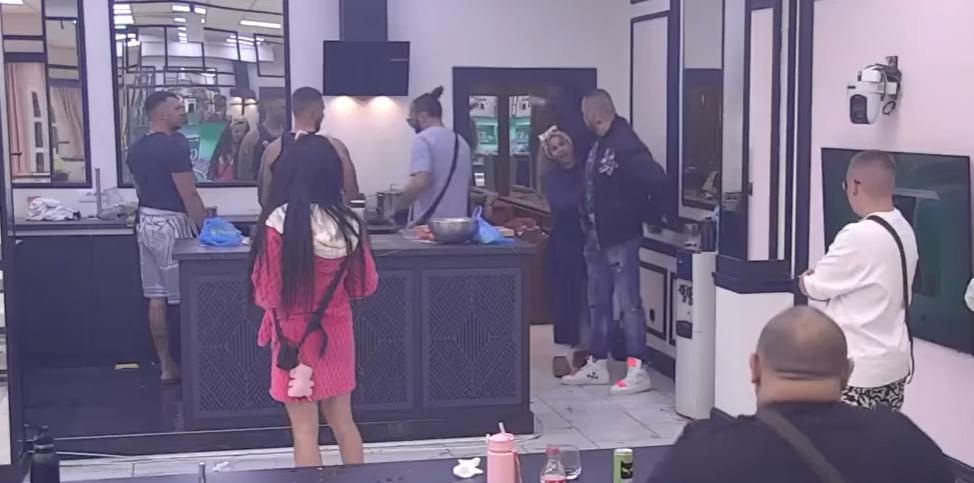 "OVOG ŠARENOG ČOVEČULJKA SI MI NA GRMAČU NABACILA" Filip Car urnisao Đukića i provocirao Aneli, cela kuća se orila od smeha (HIT VIDEO)
