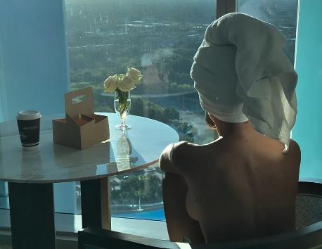 STANIJA POTPUNO GOLA PIJE JUTARNJU KAFU! Starleta se skinula u luksuznom stanu u Majamiju, prizor koji izaziva aritmiju  (FOTO)