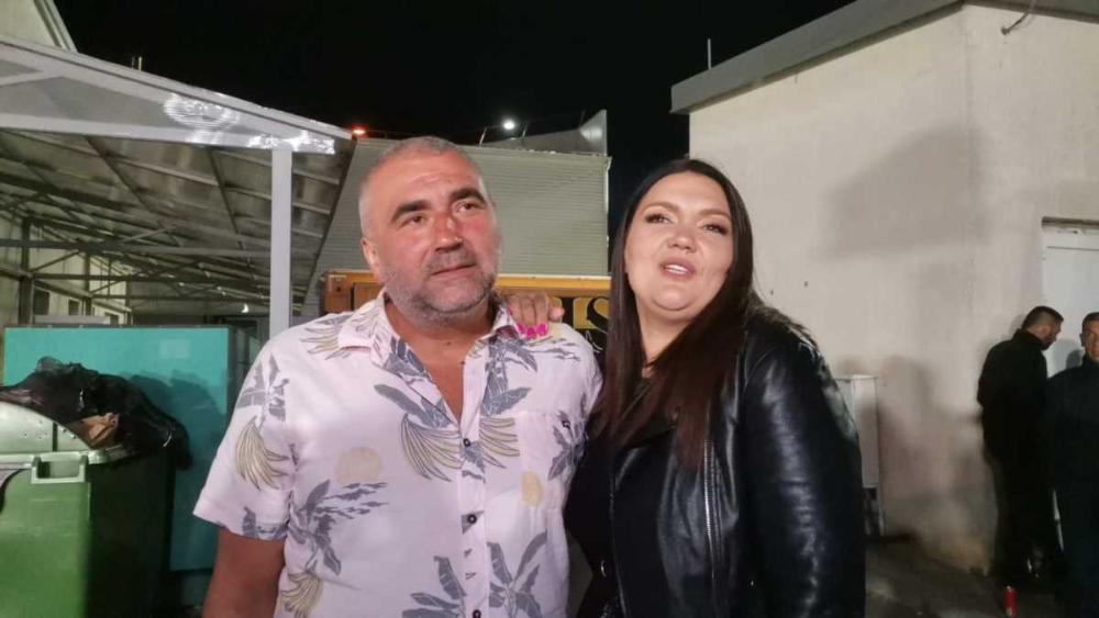 RASLI KUĆA DO KUĆE, ONA PROPUTOVALA POLA SVETA, PA ZAVOLELA MIKIJA: Kad čujete čime se bavi iznenadićete se: Radi dva posla! Evo ko je Angelina