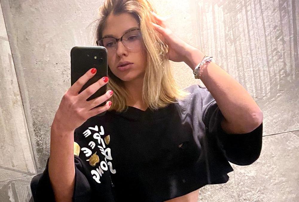 SESTRA MILJANE KULIĆ POKAZALA DEČKA, LJUBAV CVETA! Ana se prepustila uživanju u bazenu, oko njih cveće i šampanjac (FOTO)