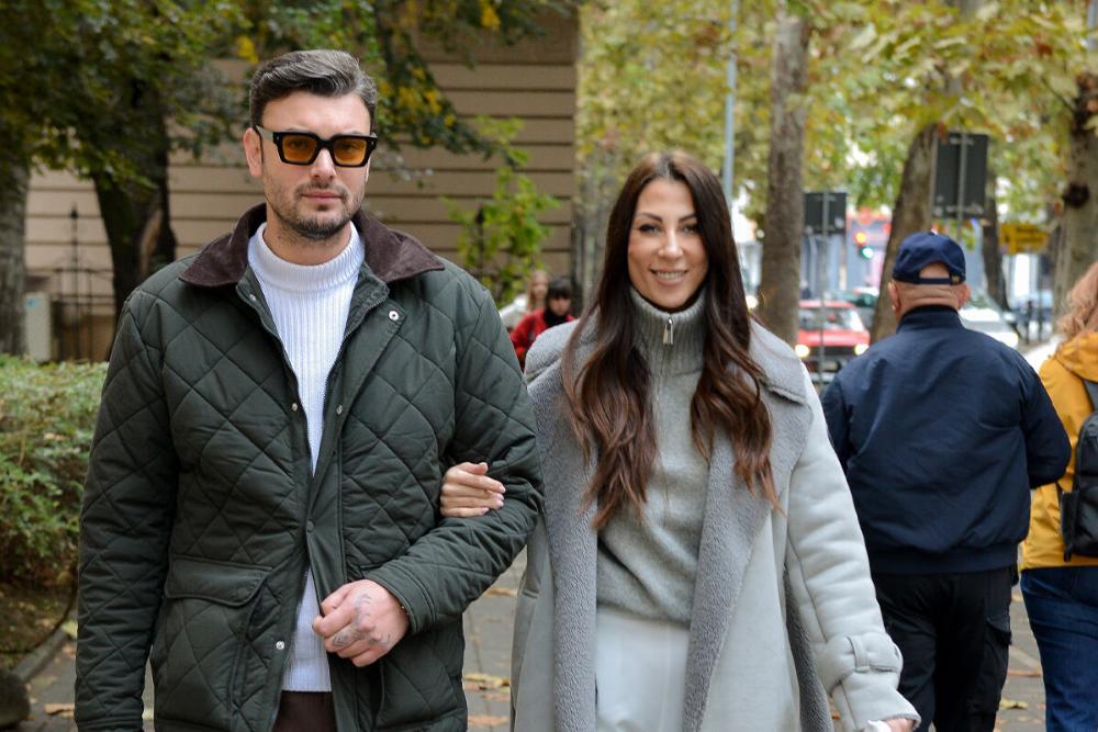 NADEŽDA BILJIĆ I TOMA PANIĆ ZAJEDNO NA BIRAČKOM MESTU: Pevačica izašla sa suprugom da obavi građansku dužnost