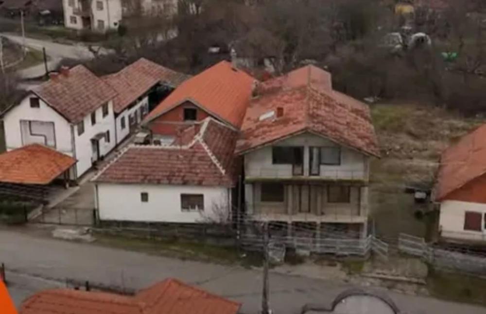 PEVAČ ZARADIO 100.000€, A KUĆA MU NEMA FASADU! Dvorište prava ruina, svuda pobacane stare stvari, meštani nemaju lepe reči o njegovoj porodici...