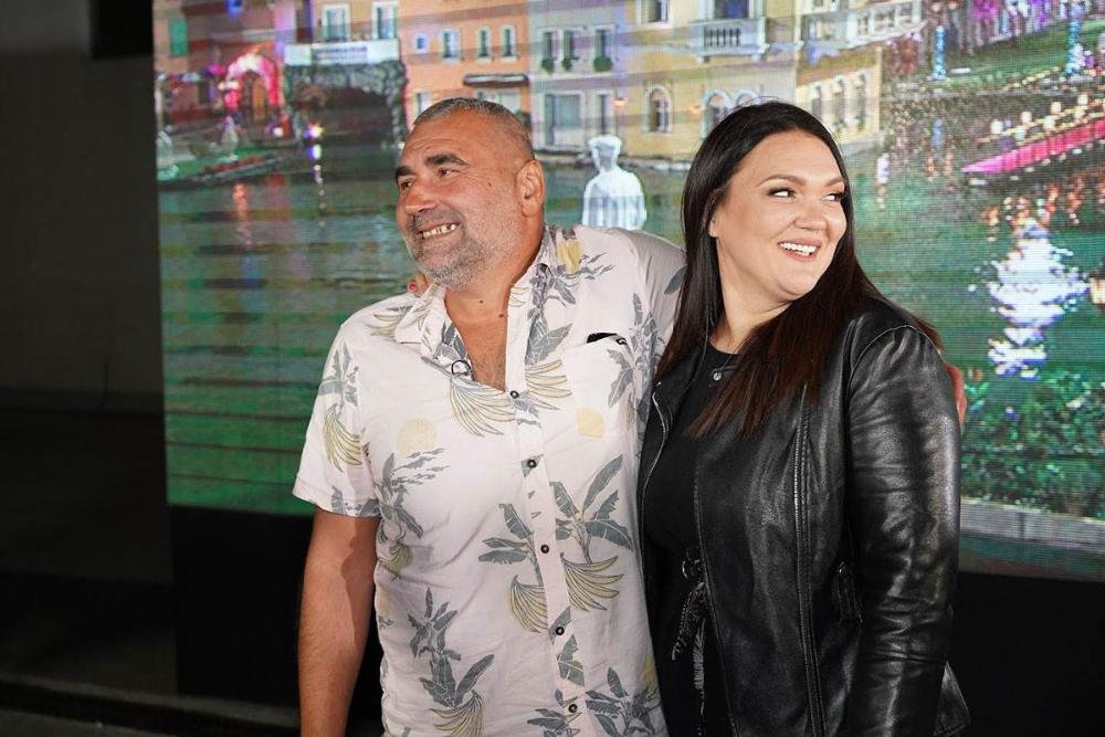 Proputovala svet, pa zavolela Mikija iz komšiluka: Radi čak dva posla, a evo ko je zapravo njegova supruga