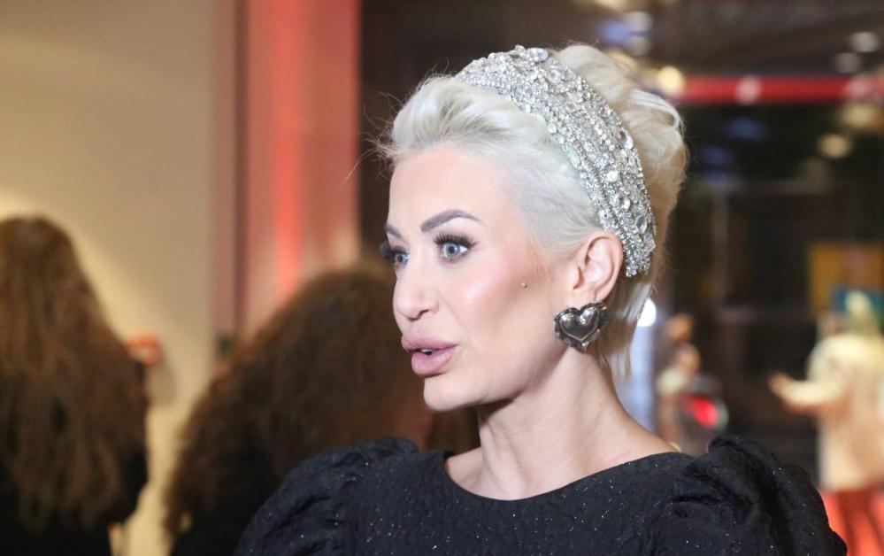 Povredila se Dušica Jakovljević: Voditeljka pala niz stepenice, pa na mrežama pokazala povrede (Foto)