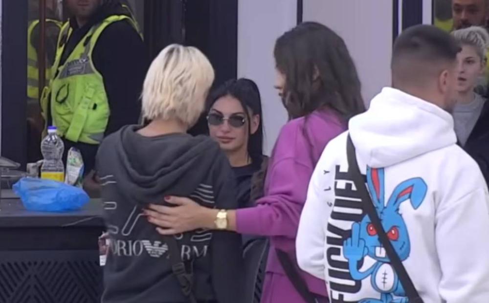 Anđela Đuričić izazvala tuču u Eliti: Obezbeđenje opkolilo Belu kuću, hitan prekid programa na Pinku