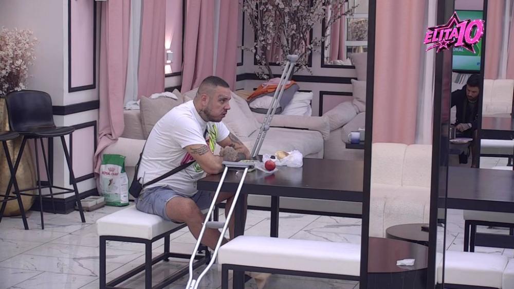 Pokraden Filip Car: Proključao od besa, pljuje cimere na sav glas! (VIDEO)