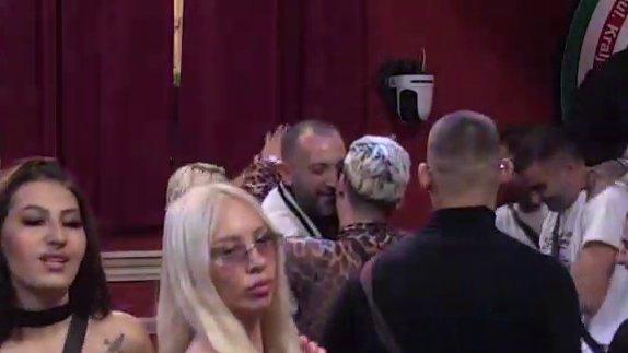 Dođi, dođi! Uroš Stanić prstom dozivao Milana: Počeo da ga ljubi po vratu, pala razmena nežnosti (VIDEO)
