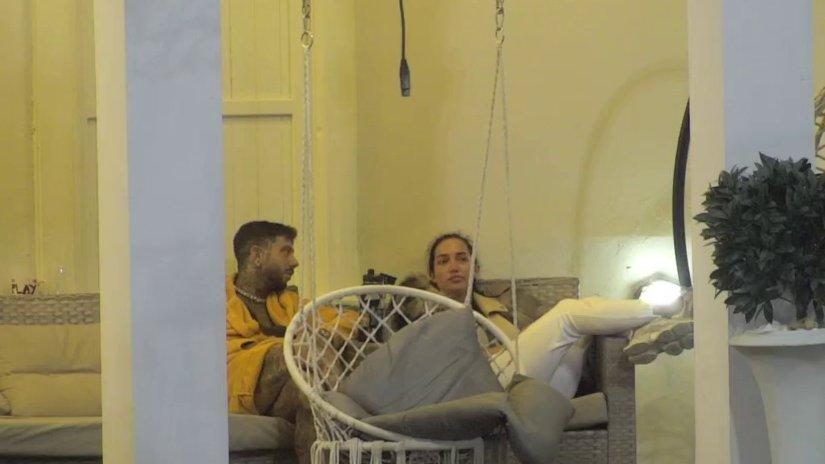 Od slova do žargona: Đukić i Laura sve prisniji, on je učio ćirilici i ispitivao o njenim poštapalicama! (VIDEO)