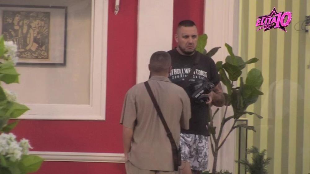 Ne gubi vreme: Dača stigao kod Cara kako bi mu preneo da Aneli okreće ljude protiv Laure, evo kako je izgledala njegova reakcija! (VIDEO)