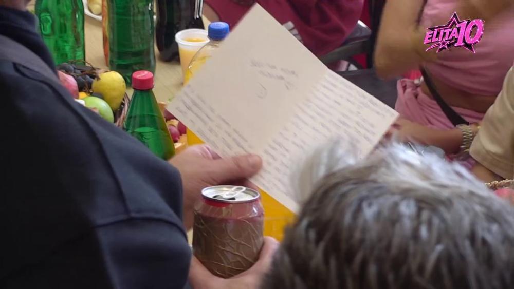 Samo sa sobom uvek i sa nama u mislima! Bebi se umalo rasplakala na poruku svoje najbolje drugarice (VIDEO)
