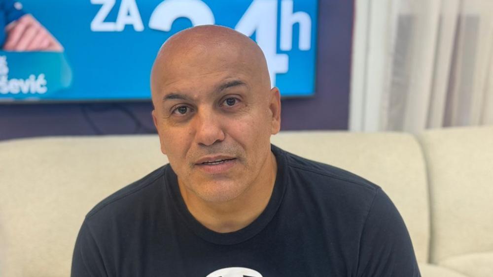 SVE JE TO GLUMA! Baki B3 bez dlake na jeziku opleo po kolegama: Svi se kao volimo, a jedni drugima bismo zabili nož u leđa, bitne su samo pare