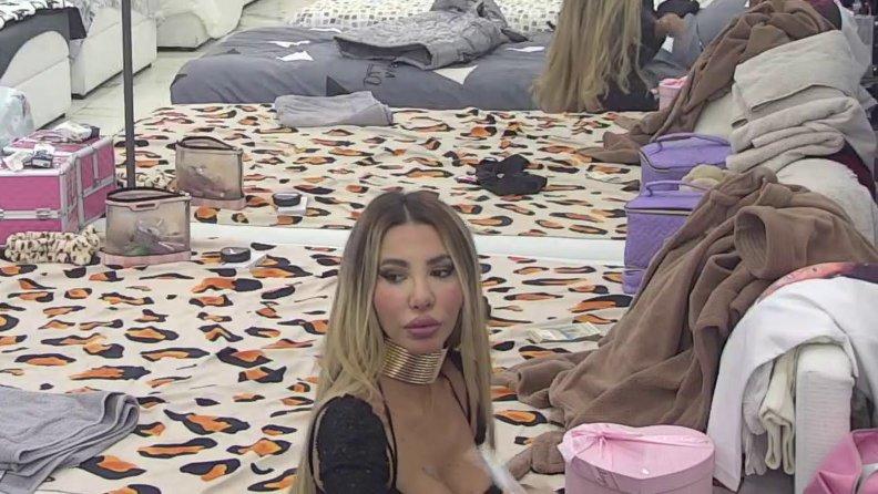 Šlag dolazi na kraju! Aneli se sprema u praznoj sobi, rešila da zasija i pokaže Caru kakvu lavicu ima pored sebe (VIDEO)