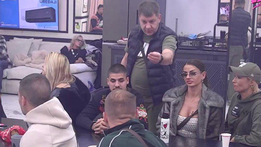 Ivan ušao u sukob sa Đukićem, pa zagrmeo na Vanju! Obratio se svim devojkama: Vi volite da vas muškarci (VIDEO)