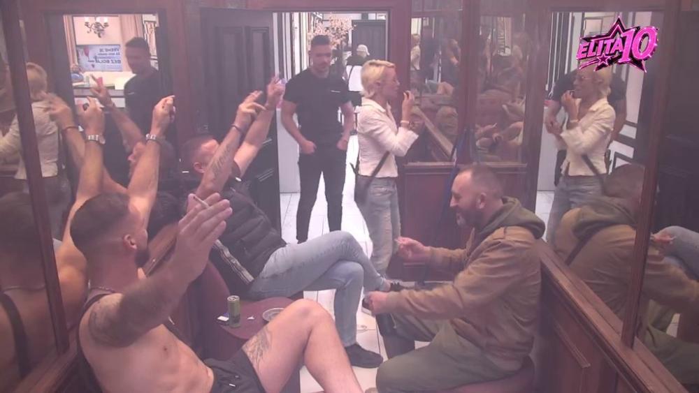 UHVAĆENI U ZANOSU! Milan Popov napravio veselje, pa zapevo sa cimerima na sav glas (VIDEO)