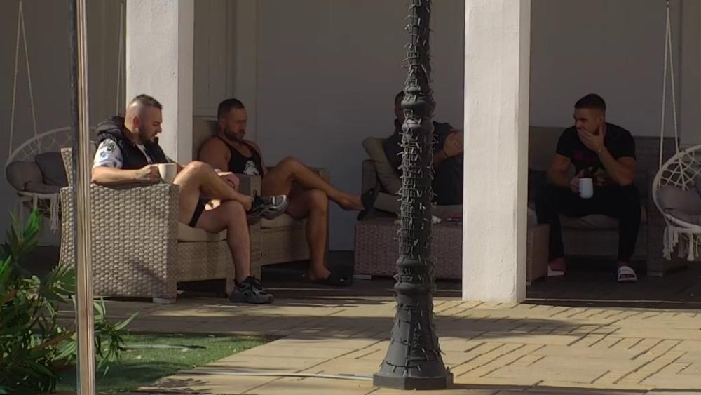 Mahir se sviđa još nekoj takmičarki? Cimerima u šiframa otkrio šta se dešava! (VIDEO)
