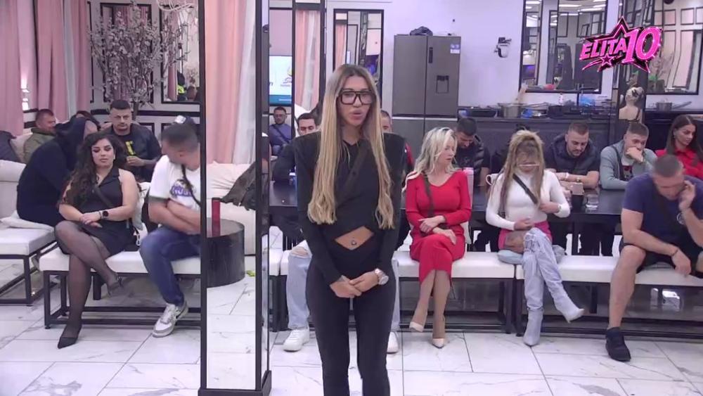 Nema pravo da morališe, bila je sa oženjenim: Aneli brutalno udarila na Anđelinu prošlost, pa Car dodatno opleo po nekadašnjoj prijateljici! (VIDEO)
