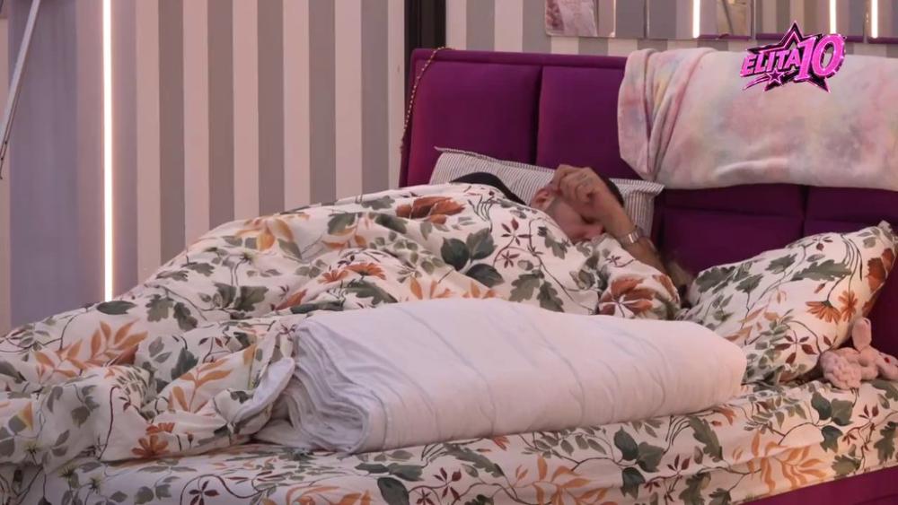 USRED BELA DANA! Aneli i Car se dohvatili ispod pokrivača, ne smeta im ni svetlo, ni cimeri oko njih (VIDEO)