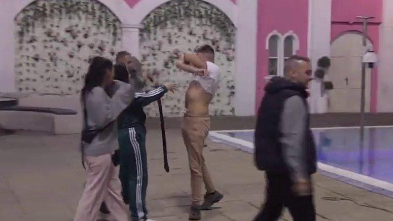 Ukućani u šoku! Mali Velja kao od majke rođen, skinuo se potpuno go, pa skočio u bazen (VIDEO)