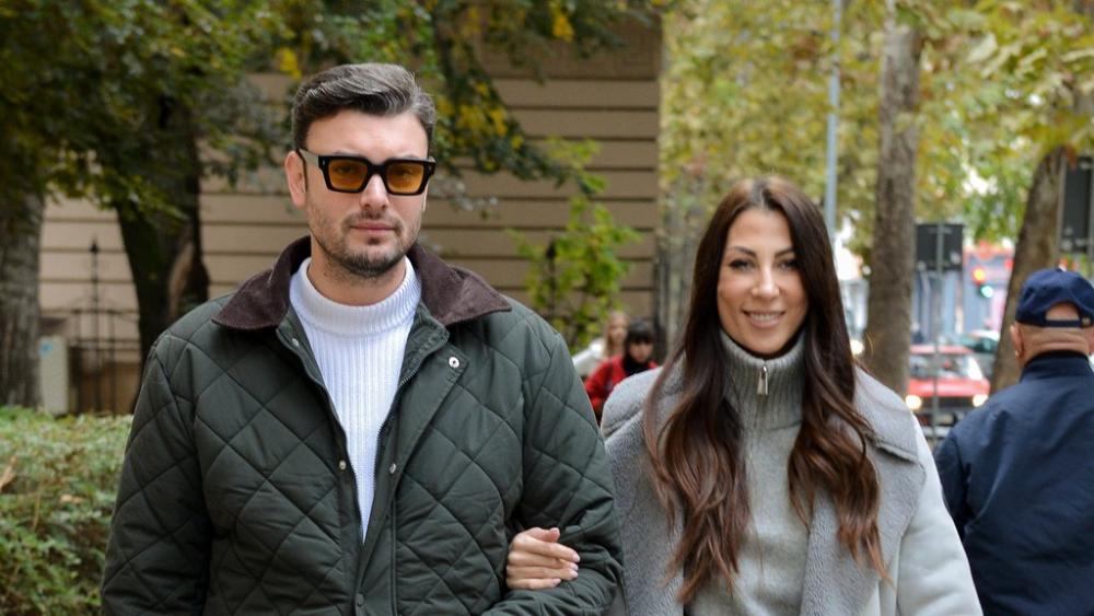Nadežda Biljić i Toma Panić zajedno na biračkom mestu: Pevačica izašla sa suprugom da obavi građansku dužnost