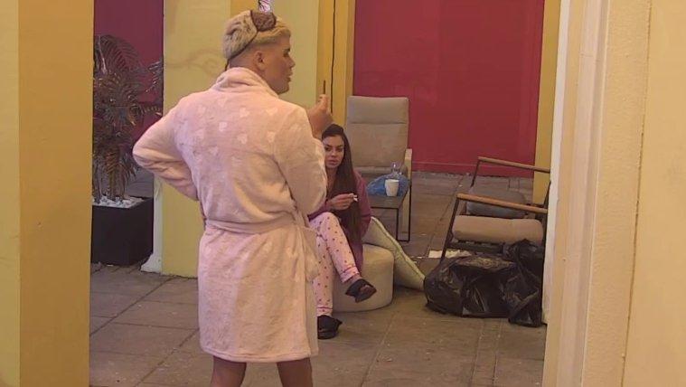 Neki bi rekli da joj stavlja reči u usta! Uroš savetuje Sanju kako da priča o svojoj vezi sa Markom: Drži se te priče... (VIDEO)