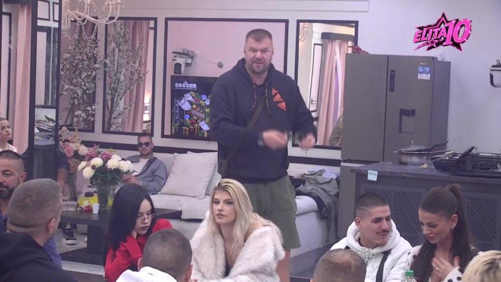 Brani je svim silama: Janjuš stao u zaštitu Sandrinog morala, Ivan ga uverava da je obnevideo od ljubavi! (VIDEO)