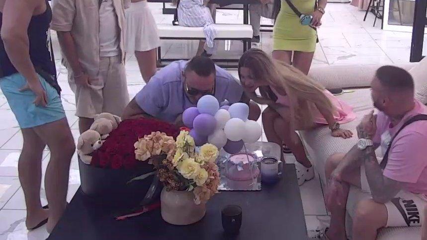 Stigli pokloni za Cara i Aneli u Elitu: Oni ne kriju uzbuđenje, razvukli osmeh od uva do uva (VIDEO)
