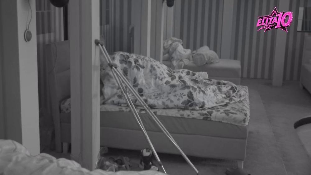 RAZVALILI KREVET! Aneli i Car u zanosu strasti, odzvanjaju Odabrani (VIDEO)