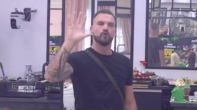 Viktorija, oprosti ako možeš, bio sam najveća džukela! Osmakčić se obratio Viki Mitrović i uputio joj JAVNO IZVINJENJE (VIDEO)