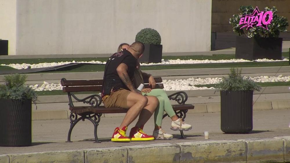 Izignorisali rođendan Bebi Dol, pa se ljubili na klupici! Aneli i Car kao tinejdžeri (VIDEO)