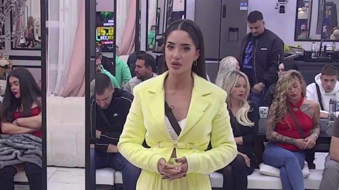 Izgleda da je sve vreme mislio isto: Anđela tek sad videla Carevo pravo lice, žestoko ga napljuvala! (VIDEO)