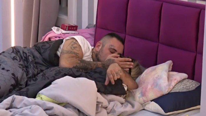 Aneli i Car navalili jedno na drugo čim su otvorili oči! On je ne ostavlja samu ni dok se šminka (VIDEO)