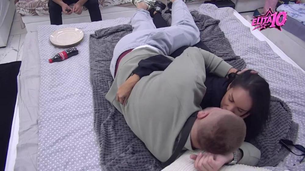 Kao zaljubljeni tinejdžeri: Sandra i Janjuš ne prestaju da se ljube, konačno uplovili u mirnu luku! (VIDEO)